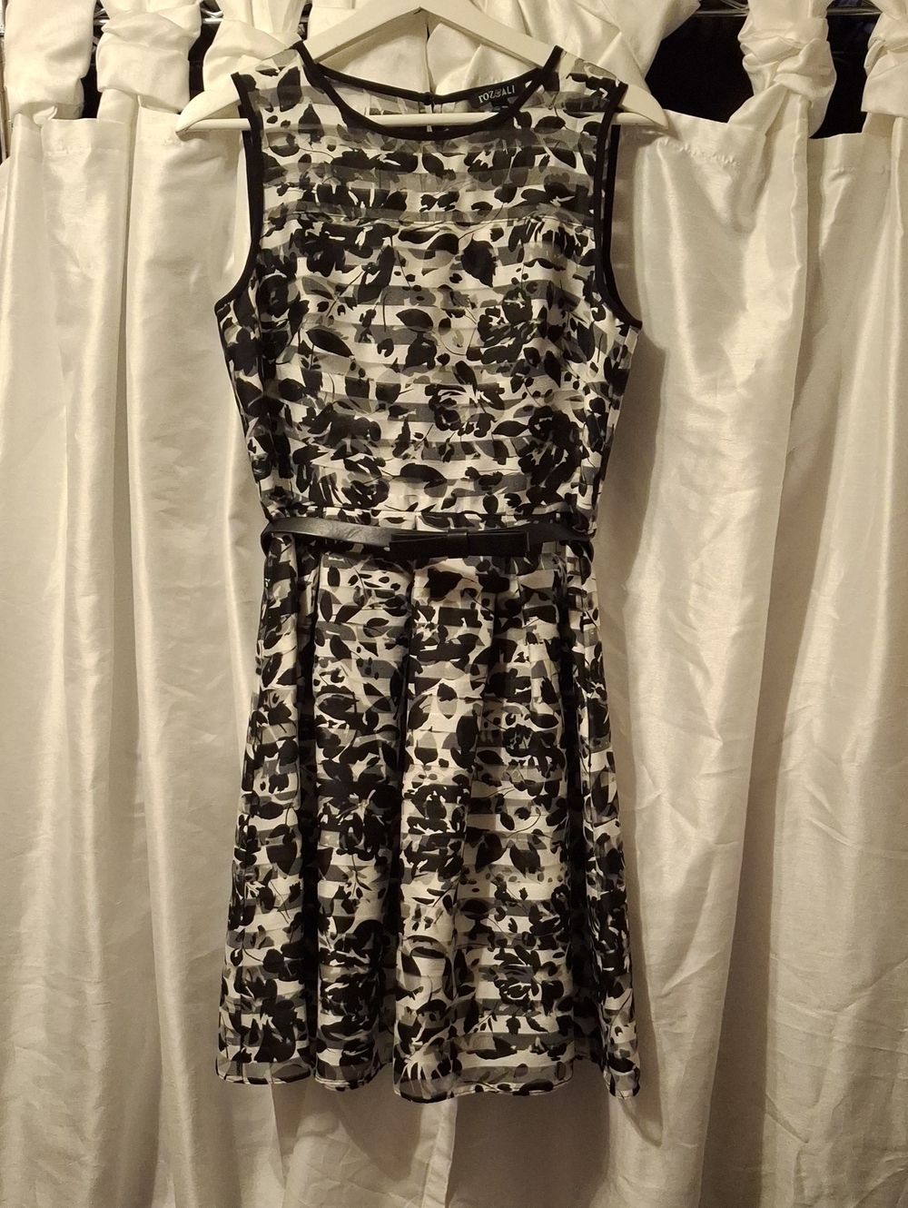 Roz & Ali Black and White Floral Fit-and-Flare Midi Dress